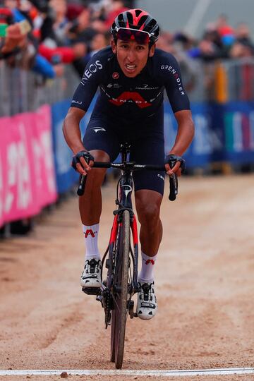 El ciclista colombiano Egan Bernal del Team INEOS Grenadiers ganó la novena etapa del Giro de Italia 2021 y es el nuevo líder de la clasificación general.