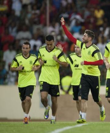 La Roja entreno en el nuevo estadio de Malabo repleto de seguidores que querían ver a nuestros internacionales. Casillas fue de los más aclamados.