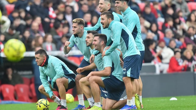 30.000 personas arropan a los leones en la sesión de San Mamés