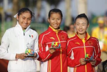 Lupita González ya luce su medalla de plata en el cuello