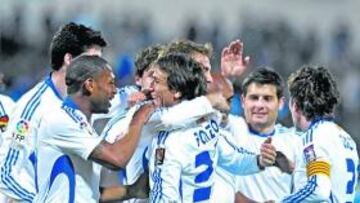 <b>CELEBRACIÓN. </b>Caffa, Songo'o y compañía festejan con Leo Ponzio el primer gol del argentino tras su vuelta al Zaragoza: fue el 2-0, culminado a los ocho minutos de partido.