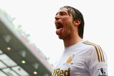 En la temporada 2012-13 con el Swansea, anotó 18 goles en la Premier League y llegó a debutar con la selección española. Una lesión crónica de tobillo apagó su estrella casi de inmediato; tras un paso gris por el Nápoles, terminó retirándose en el Real Oviedo en categorías inferiores.
