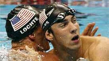 <b>BUEN ARRANQUE</b>. Michael Phelps ha comenzado con buen pie su participación en los Campeonatos del Mundo en piscina corta que se celebran en Indianápolis. En la foto es felicitado por su compañero Ryan Lochte