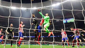 Cristiano salta ante Oblak en el Wanda Metropolitano. 