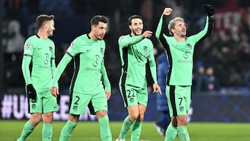 Atletico Madrid's French forward #07 Antoine Griezmann (R) celebrates the victory with teammates after the UEFA Champions League Group E football match between Feyenoord and Atletico Madrid at the De Kuip Stadium in Rotterdam on November 28, 2023. (Photo by JOHN THYS / AFP)