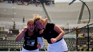 Marta Caparros y Marta Barreda, exultantes,