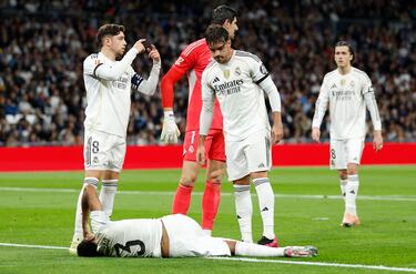 El defensa brasileño tras lograr parar a Pablo Durán cae al suelo y se lleva la mano a la parte postrerior del muslo con signos visibles de dolor