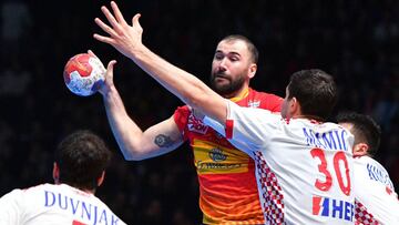Joan Canellas intenta lanzar durante el encuentro de cuartos de final del Mundial de Balonmano entre España y Croacia.