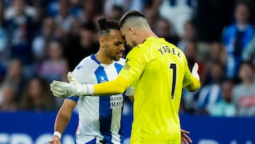 CORNELLÁ/EL PRAT (BARCELONA), 13/06/2024.- El delantero danés del Espanyol Martin Braithwaite (i) se encara con Rubén Yáñez (d), portero del Sporting de Gijón, durante el partido de vuelta de la primera eliminatoria de ascenso a Primera División entre el RCD Espanyol y el Sporting de Gijón, este jueves en el Stage Front Stadium. EFE/ Enric Fontcuberta