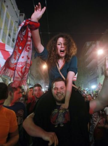 Los seguidores del Olympiacos recibieron al equipo a su llegada al aeropuerto de Atenas después de ganar su segunda Euroliga.