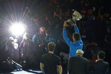 El momento en que Djokovic levanta su nuevo trofeo.