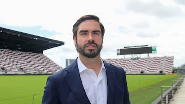 MIAMI (ESTADOS UNIDOS), 03/05/2024.- El director general del club Inter Miami, Xavier Asensi, posa en el estadio del equipo. Pensar en el Inter Miami es hacerlo en Leo Messi, David Beckham o los propietarios Jorge y José Mas, pero tras ellos, hay un hombre que le está sacando todo el jugo a la locura mundial que existe por el equipo que viste de rosa. Xavier Asensi es el director general del club de mayor crecimiento económico y mediático del último año. Este año espera facturar, al menos, 200 millones de dólares. EFE/ Inter Miami SOLO USO EDITORIAL SOLO DISPONIBLE PARA ILUSTRAR LA NOTICIA QUE ACOMPAÑA (CRÉDITO OBLIGATORIO)
