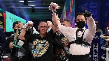 Juan Francisco &#039;Gallo&#039; Estrada celebra su victoria ante Carlos Cuadras.