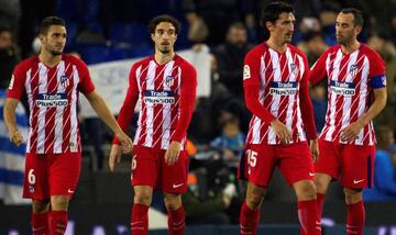Los jugadores del Atlético de Madrid (i-d) Koke, Vrsaljko, Savic y Godin, al término del partido de Liga en Primera División ante el RCD Espanyol disputado esta noche en el RCDE Stadium, en Barcelona.