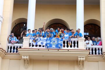 Los jugadores del Málaga en el balcón del ayuntamiento.