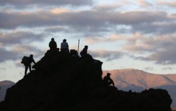 Octava etapa, Salta-Belén. Espectadores observan el paso de los competidores desde lo alto de un cerro.