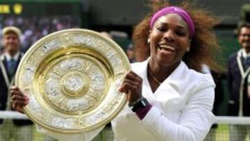 Serena Williams posa con el trofeo conquistado en Wimbledon.