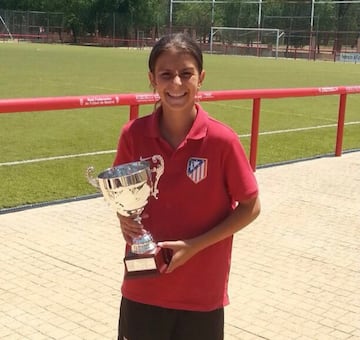 Sonia Majarín posa, jugadora del Atlético desde los 11 años, posa con una Copa cuando era pequeña.