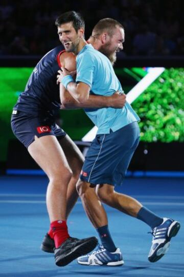 Novak Djokovic con el futbolista de los Demonios de Melbourne, Max Gawn, durante "Una noche con Novak" en la Arena Margaret Court 