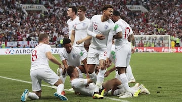 Inglaterra celebra el gol de Trippier.