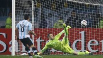 Argentina&#039;s Carlos Tevez shoots to score a penalty kick past Colombia&#039;s goalie David Ospina after the end of regulation play in their Copa America 2015 quarter-finals soccer match at Estadio Sausalito in Vina del Mar, Chile, June 26, 2015. REUTERS/Ivan Alvarado