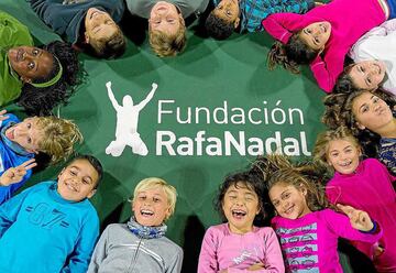 Rafa Nadal es uno de los mejores tenistas en la historia y el más dominante sobre arcilla. El deportista español se ha caracterizado por sus obras caritativas a lo largo de su carrera. A través de la Fundación Rafael Nadal, con 10 años de trabajo, ha apoyado a niños, niñas y jóvenes de entornos desfavorecidos y colectivos en riesgo de exclusión social. "Los niños y niñas que atendemos tienen a menudo un futuro incierto, debido al lugar donde nacieron o a su situación familiar. Queremos ofrecerles las herramientas necesarias para su correcto desarrollo personal y social", señaló Nadal a principios de diciembre de 2020. A finales de año, Rafa donó  3 mil kilos en productos de alimentación infantil al Banco de Alimentos de Mallorca antes de las Navidades, del cual es embajador honorífico. 