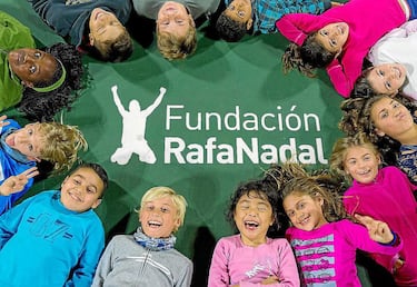 Rafa Nadal es uno de los mejores tenistas en la historia y el más dominante sobre arcilla. El deportista español se ha caracterizado por sus obras caritativas a lo largo de su carrera. A través de la Fundación Rafael Nadal, con 10 años de trabajo, ha apoyado a niños, niñas y jóvenes de entornos desfavorecidos y colectivos en riesgo de exclusión social. "Los niños y niñas que atendemos tienen a menudo un futuro incierto, debido al lugar donde nacieron o a su situación familiar. Queremos ofrecerles las herramientas necesarias para su correcto desarrollo personal y social", señaló Nadal a principios de diciembre de 2020. A finales de año, Rafa donó  3 mil kilos en productos de alimentación infantil al Banco de Alimentos de Mallorca antes de las Navidades, del cual es embajador honorífico. 