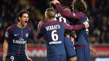 Paris Saint-Germain&#039;s Brazilian forward Neymar (R) celebrates teammates after scoring a penalty kick during the French L1 football match between Monaco and Paris Saint-Germain (PSG) at the Louis II stadium, in Monaco, on November 26, 2017. / AFP PHOT