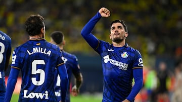 VILLARREAL (CASTELLÓN), 20/10/2024.- El centrocampista del Getafe Mauro Arambarri (d) celebra tras marcar el 1-1, durante el partido de la décima jornada de LaLiga EA Sports que Villarreal CF y Getafe CF disputan este domingo en el estadio de la Cerámica. EFE/Andreu Esteban