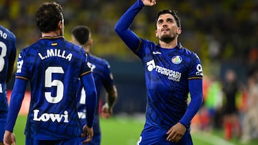 VILLARREAL (CASTELLÓN), 20/10/2024.- El centrocampista del Getafe Mauro Arambarri (d) celebra tras marcar el 1-1, durante el partido de la décima jornada de LaLiga EA Sports que Villarreal CF y Getafe CF disputan este domingo en el estadio de la Cerámica. EFE/Andreu Esteban