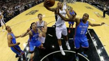 Leonard jugó un partido descomunal tanto en defensa como en ataque. Un líder silencioso en estos Spurs.