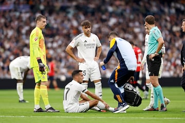 Lucas Vázquez, atendido sobre el césped.