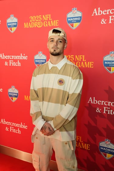 Bnet posa en la alfombra roja previa al partido.