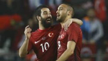 Cenk Tosun celebra el segundo gol con Arda Turan.