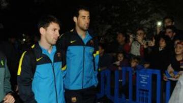 DORMIR&Aacute;N EN PALMA. Messi y Busquets, a su llegada al aeropuerto de Palma de Mallorca, donde unos 500 aficionados les esperaban.