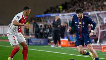 Khvicha Kvaratskhelia encara a Vanderson durante el Monaco-PSG de ida del playoff de la Champions League.
