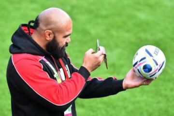 El jugador de Tonga Tevita Mailau le hace una fotografía al balón oficial del Mundial.