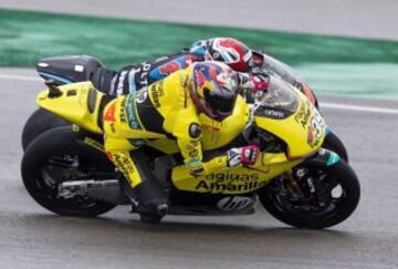 Luis Salom junto a Randy Krummenacher durante la carrera de Moto2.