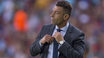 Pedro Caixinha durante el partido contra Cruz Azul