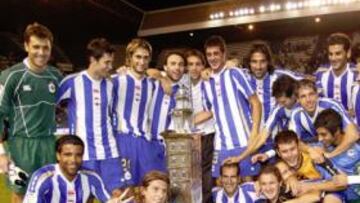 <b>CAMPEONES. </b>El Depor, con su último trofeo.