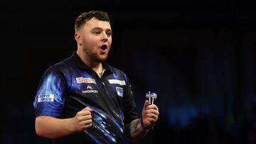 El norirland¨¦s Josh Rock celebra su victoria ante Callan Rydz en la segunda ronda del Mundial de Dardos 2023.