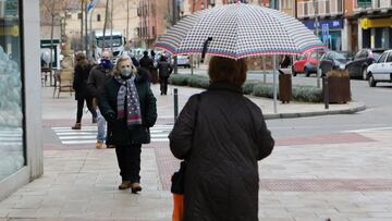 Ambiente en las calles el d&iacute;a del comienzo del invierno, en la localidad de Molina de Arag&oacute;n, Guadalajara, Castilla-La Mancha (Espa&ntilde;a), a 21 de diciembre de 2020. Hoy, que tiene lugar el solsticio de invierno, en Espa&ntilde;a hay gra