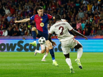 2-1. Fermín López gana una pelota en las inmediaciones del área del Bayern y asiste a Robert Lewandowski en la salida de Manuel Neuer y la oposición de Dayot Upamecano. El delantero internacional polaco marca a placer el segundo tanto.