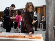 Castellanoleoneses votan en un colegio electoral, a 15 de marzo de 2026, en Soria, Castilla León (España). Los ciudadanos están convocados a las urnas en las elecciones autonómicas a las Cortes de Castilla y León de 2026 para elegir a los 82 procuradores que compondrán el parlamento autonómico.
15 MARZO 2026 ELECCIONES AUTONÓMICAS
Concha Ortega Oroz / Europa Press
15/03/2026