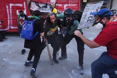 Miles de personas protestan en Los Angeles en contra del ICE  (Servicio de Inmigración y Control de Aduanas) desplegado Minnesota.  
