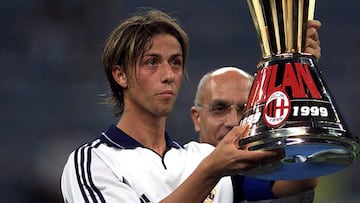 Guti, con el trofeo del Centenario del Mil&aacute;n celebrado en el 2000.