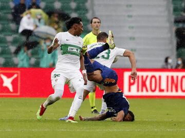 El jugador del Real Madrid ha sufrido una aparatosa caída durante el partido de liga ante el Elche, que le ha supuesto una rotura en la nariz que le hará pasar por el quirófano.