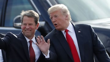 ARCHIVO - En esta fotograf&iacute;a de archivo del 4 de noviembre de 2018, el entonces candidato republicano a gobernador de Georgia, Brian Kemp, a la izquierda, camina con el presidente Donald Trump cuando Trump llega a un mitin en Macon, Georgia.