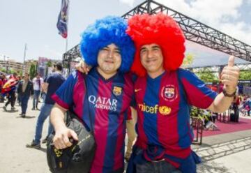 La afición del Barça disfruta de las instalaciones de la fan zone en el antiguo Matadero de Madrid.