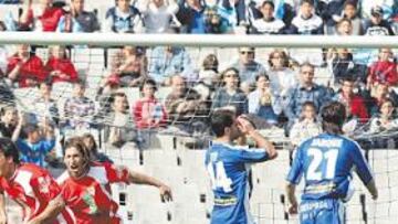 <b>JORDI, GOL CATALÁN. </b>El centrocampista del Sevilla corre a celebrar su gol a Kameni, que abrió el marcador ayer en el estadio olímpico.